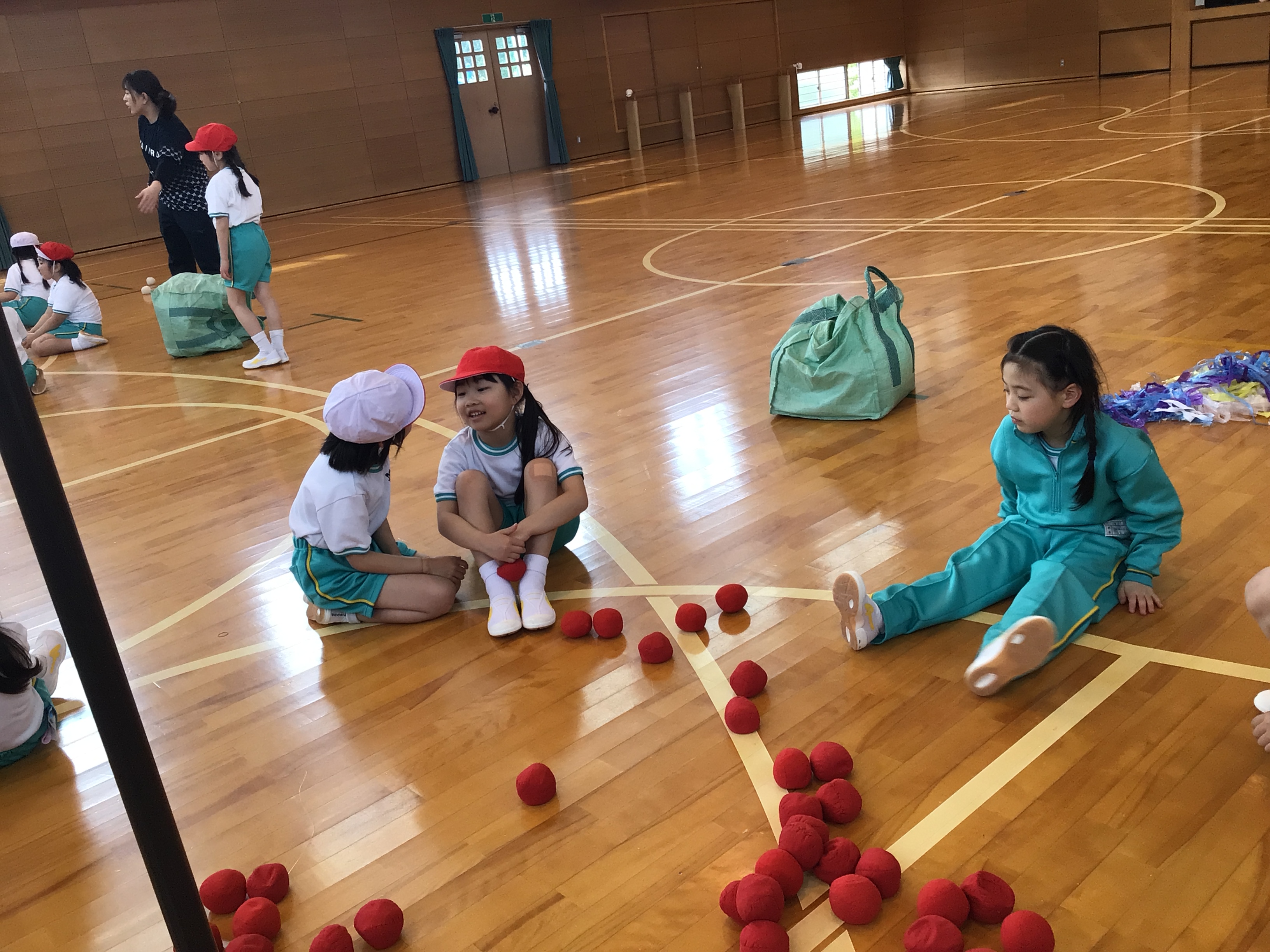 1年生初めての玉入れで苦戦中 の投稿